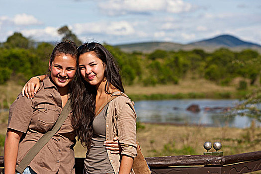 两个女孩,18岁,穿,旅游,装束,栏杆,马赛马拉国家保护区,肯尼亚,东非,非洲