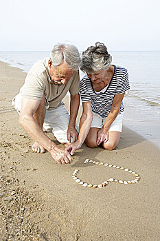 海滩,老年,夫妻,贻贝,相爱,室外,心形,一起,愉悦,高兴,沙子,湖,养老金,退休,人,两个,老,老人,情侣,一对,退休老人,休闲服,形状,放