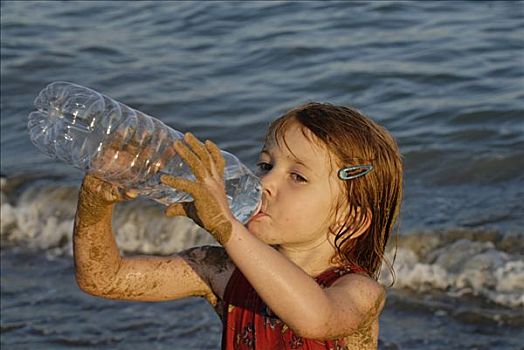女孩,4岁,饮用水