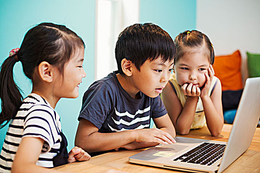 三个孩子,笔记本电脑,两个女孩,男孩
