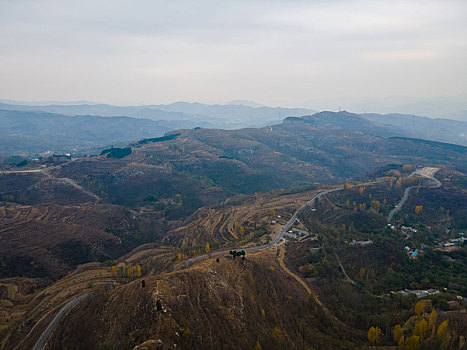 航拍济南莱芜茶叶口镇的美丽乡村