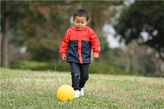 日本人,男孩,踢,黄色,球,3岁
