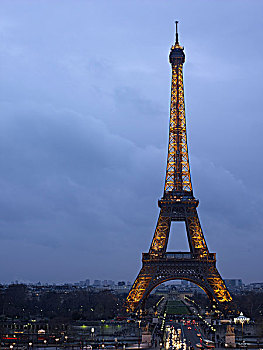概述,埃菲尔铁塔,交通,随着,阴沉的天空,在晚上,巴黎,法国