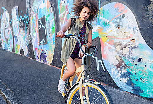 头像,严肃,女人,非洲式发型,自行车,靠近,城市,涂鸦,墙壁