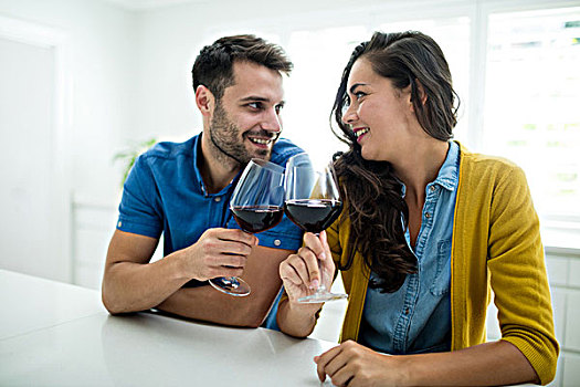 情侣,祝酒,玻璃杯,红酒,厨房,在家