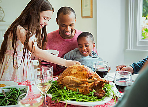 多种族,家庭,享受,圣诞节,火鸡,餐饭,桌子