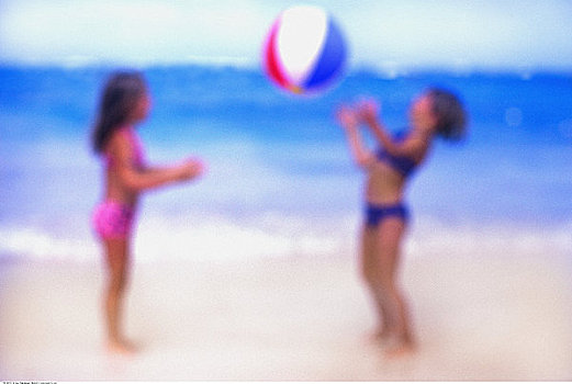 模糊,两个女孩,泳衣,玩,水皮球,海滩