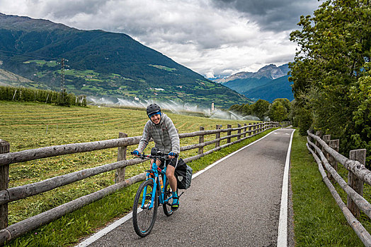 骑车,山地车,自行车道,穿过,阿尔卑斯山,特兰迪诺,南蒂罗尔,意大利,欧洲