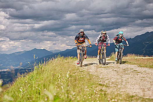 三个,山地车手,头盔,骑,碎石路,靠近,因斯布鲁克,提洛尔,奥地利,欧洲
