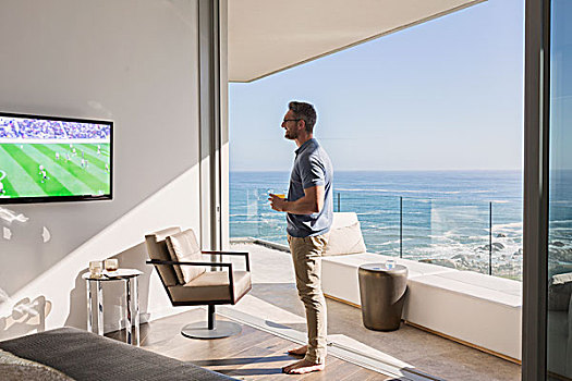 男人,看,足球,电视,晴朗,奢华,内庭,入口,海景