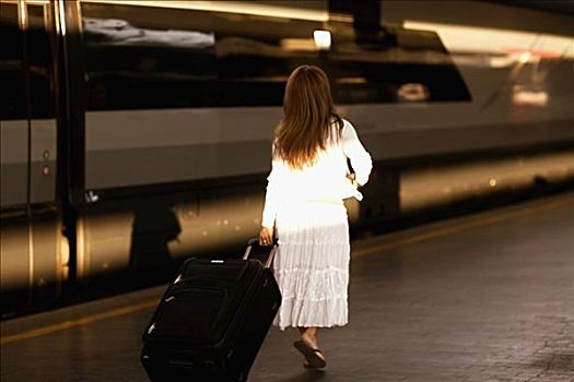 后视图,女人,拉拽,行李,火车站台,罗马,意大利