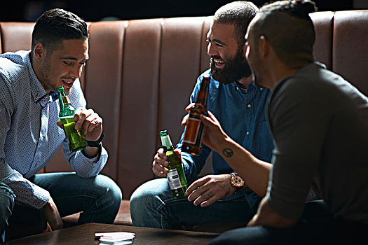 三个,男性,朋友,交谈,喝,传统,英国,酒吧