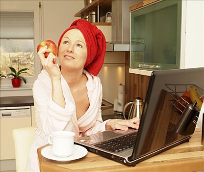 女青年,浴袍,使用笔记本,吃饭,苹果