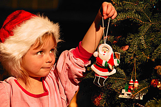 女孩,悬挂,装饰,圣诞树