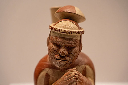 秘鲁拉斯瓦卡斯博物馆莫切文化面部雕纹的男子陶瓶
