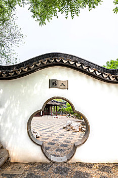 江南园林的梅花形拱门