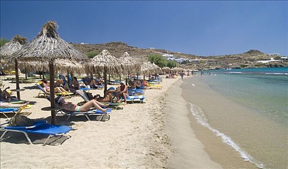天堂海滩,游客,放松,甲板,椅子,下面,遮阳伞,米克诺斯岛,基克拉迪群岛,希腊,欧洲