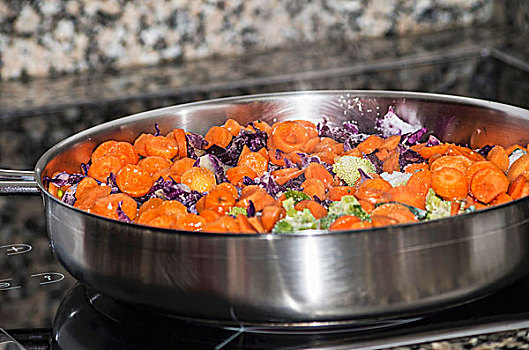 胡萝卜,红球甘蓝,花椰菜,煎锅