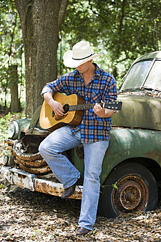 年轻,牛仔,弹吉他,靠着,旧式,卡车,户外
