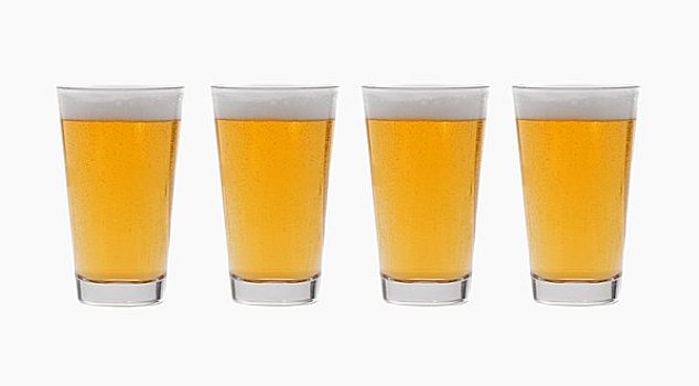 四个,玻璃杯,窖藏啤酒,并排