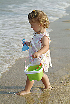 女孩,服装,桶,海滩,水,浅,人,孩子,幼儿,1-2岁,衣服,夏天,户外,玩具,铲,全身,赤足,沙滩,海洋