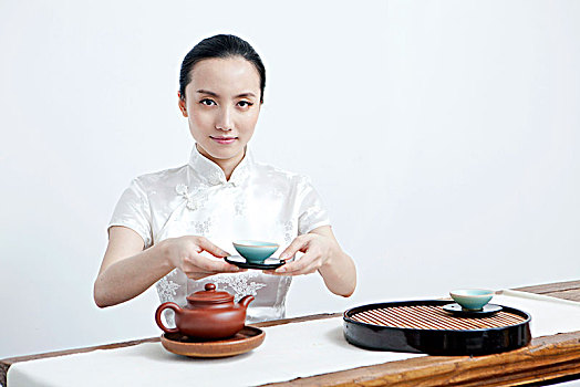 中国女性茶艺师做茶艺