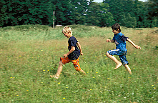 两个男孩,跑,草