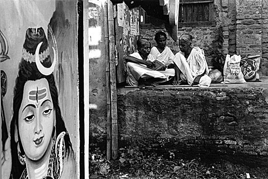 三个,老太太,印度教,读,宗教,书本,阳台,老,房子,达卡,孟加拉,十月,2008年