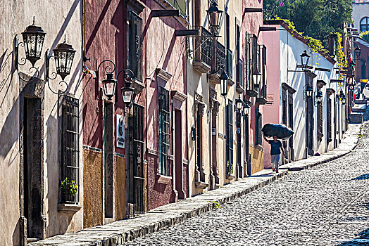 女人,走,传统,鹅卵石,街道,手提包,顶着,圣米格尔,墨西哥