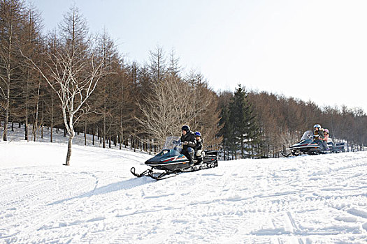 家庭,骑,雪地车