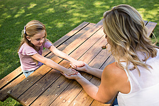 母女,握手,野餐桌,公园