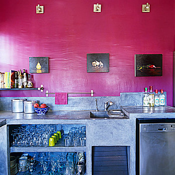 鲜明,现代,厨房,打开,架子,水泥,墙壁,涂绘,紫红色,粉色