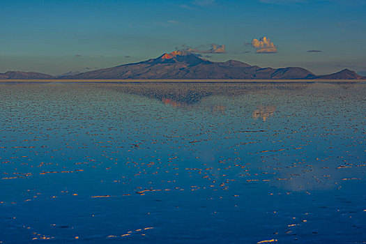 玻利维亚乌尤尼盐湖日出