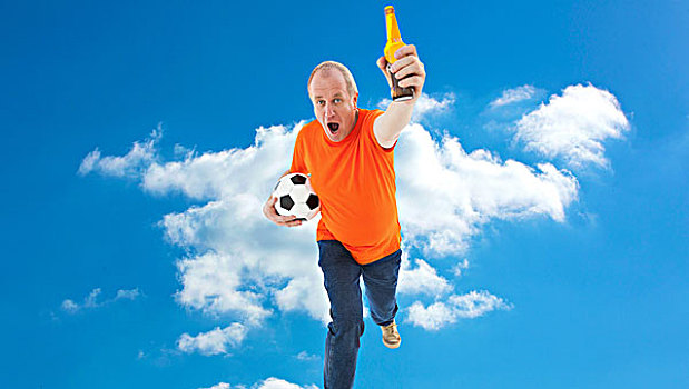 成熟,男人,橙色,t恤,拿着,足球,啤酒