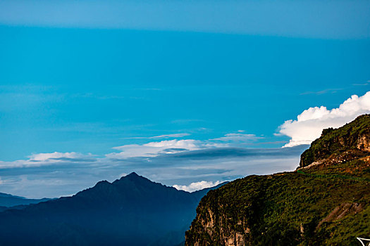 中国牛背山的山峦天空与云海