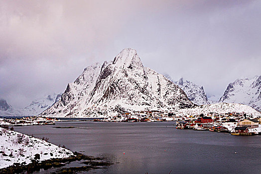 挪威,罗弗敦群岛,乡村,瑞恩,积雪,山,中心,围绕,紫色,云,全景