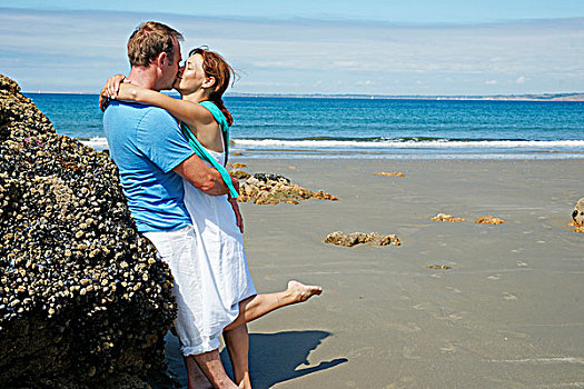 情侣,喜爱,倚靠,石头,海滩,吻