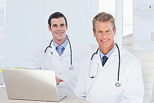 微笑,医生,看镜头,正面,笔记本电脑,诊所