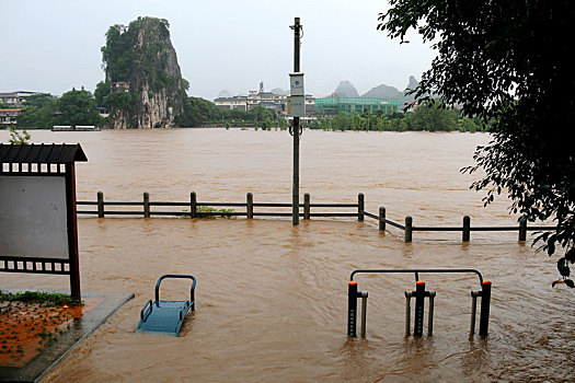 桂林连降暴雨,漓江洪水,河水淹上河岸,江水浑浊
