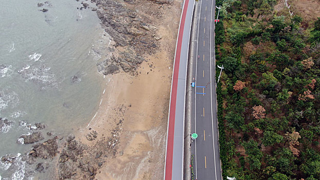 航拍任家台礁石公园,松林绿道与礁石海浪让人陶醉