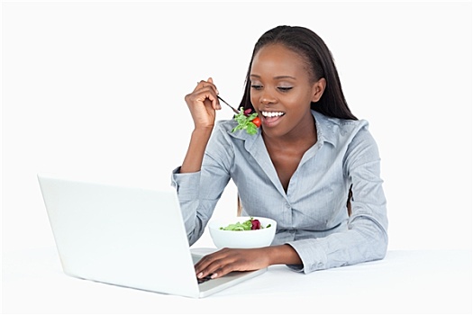 职业女性,工作,笔记本电脑,吃饭,沙拉