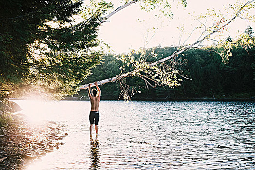 男青年,站立,边缘,湖,抓着,倚靠,树,佛蒙特州,美国