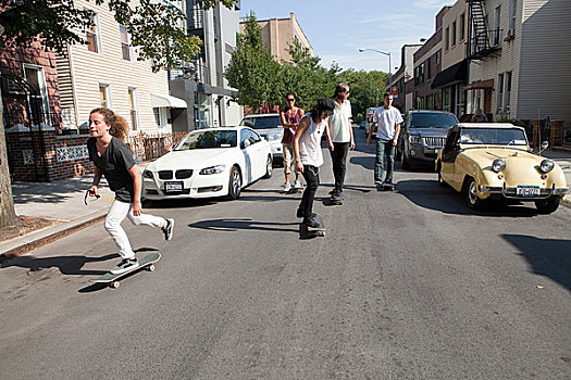 玩滑板,城市街道