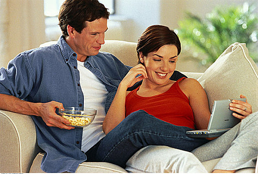 伴侣,沙发,看,便携dvd播放器