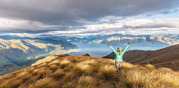女性,远足,伸展,抬臂,湖,山景,顶峰,奥塔哥,南岛,新西兰,大洋洲