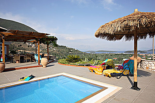 彩色,毛巾,躺椅,伞,靠近,游泳池,平台,别墅,利富卡达岛,希腊