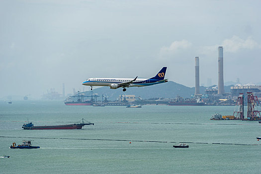 一架台湾华信航空的客机正降落在香港国际机场