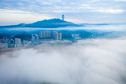广西梧州,云雾缭绕风景旖旎如画卷