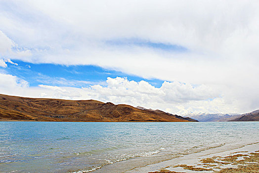 中国西藏羊湖羊卓雍措徒步旅行山脉蔚蓝天空Tibet,lhasa,YamdrokTso,China