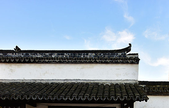灰瓦白墙的古建筑